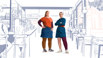 Unsere JOBST-Markenbotschafterinnen tragen JOBST Confidence-Kompressionsstrümpfe - eine mit Lipödem und die andere mit Lymphödem. Unsere Markenbotschafterinnen sind vor dem illustrierten Hintergrund eines Cafés zu sehen und werden von Menschen angestarrt.
